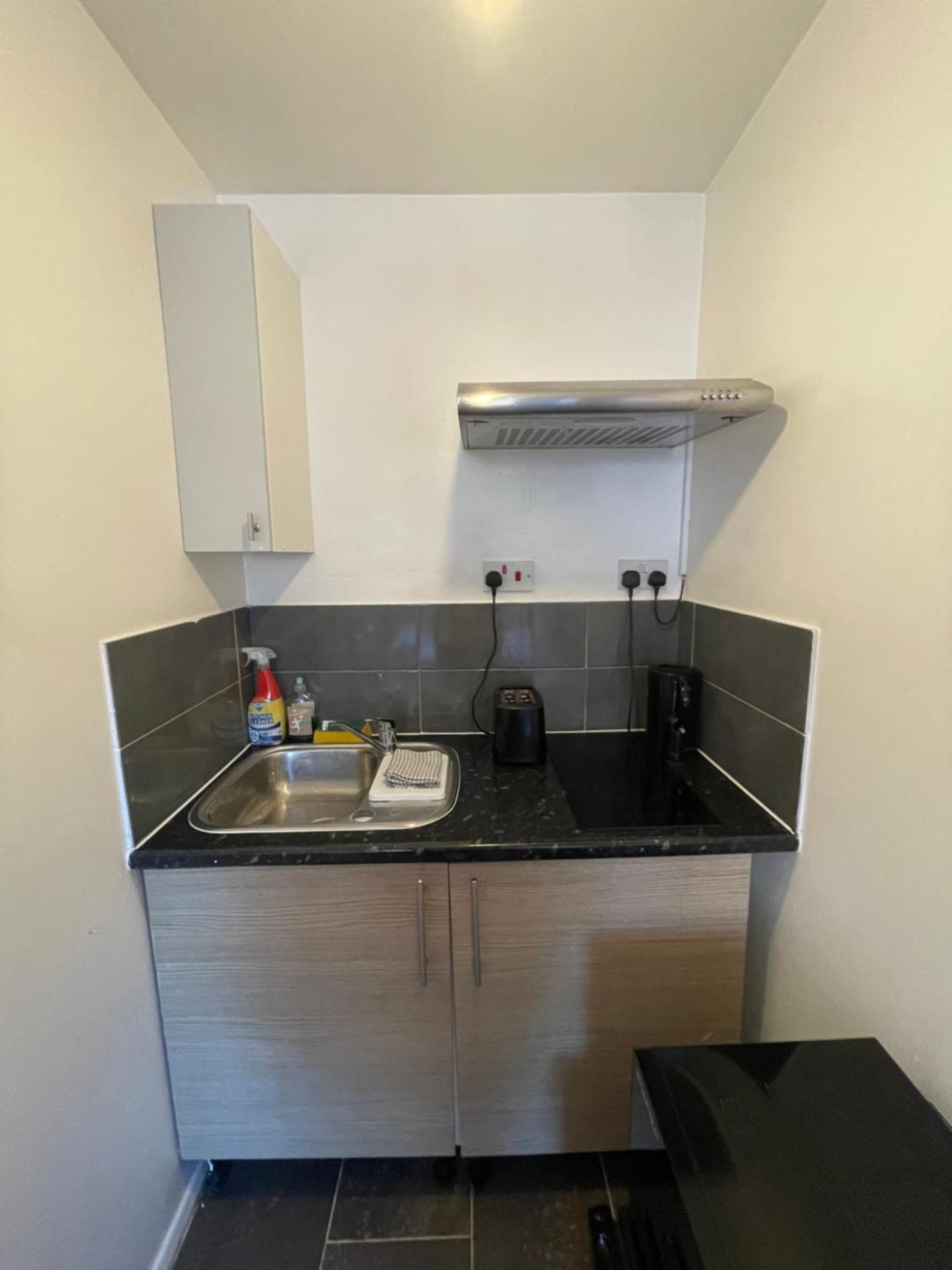 Fantastic Studio, Private Bathroom And Mini Kitchen. Thamesmead  Esterno foto
